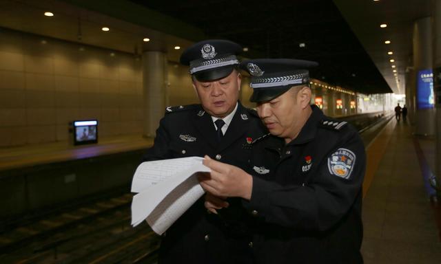 政治部何润祥主任在北京西站站台接送管内列车.