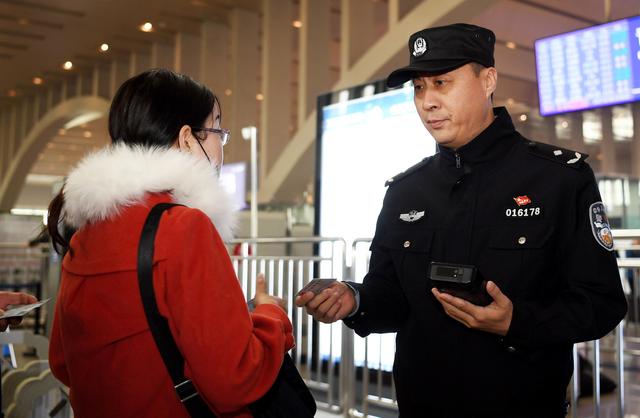 【十九大时光 铁警冒雨盯守一线 护卫首都平安