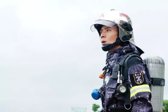 主要讲述了消防员林毅(张丹峰饰),怀揣梦想加入消防精英飞豹突击队,从