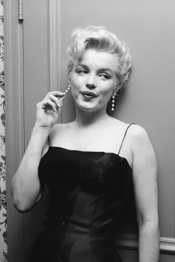 那时,她还叫诺玛·简·莫泰森, 曾在十二个家庭中辗转无依, 诺玛的