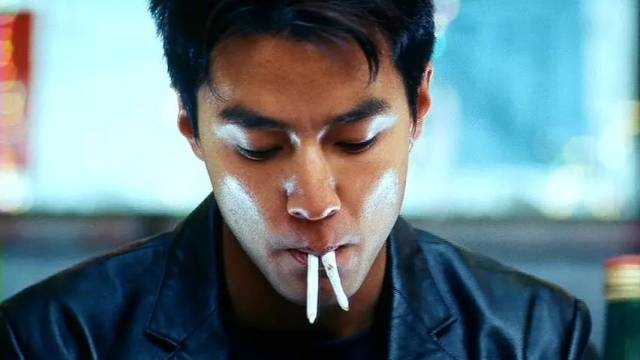 看了吴彦祖开挖掘机的照片 长得帅真的可以为所欲为