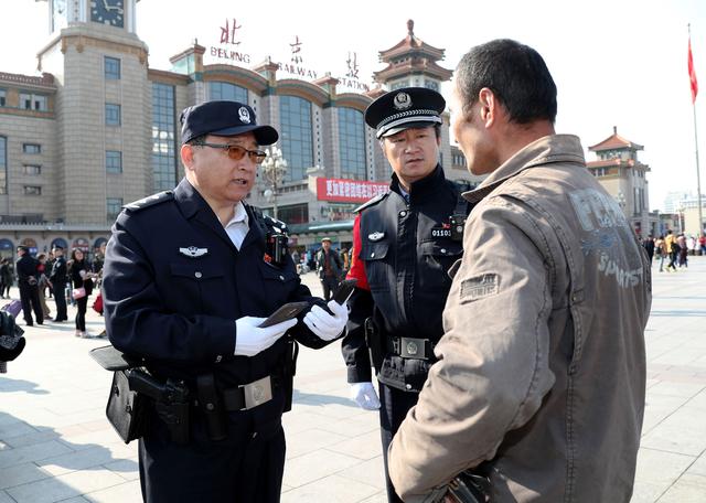 据了解,目前北京铁路公安局的领导班子成员全部沉到一线岗位,与管辖的