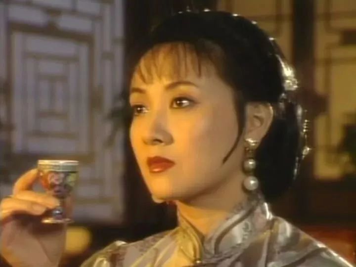 1996年《宰相刘罗锅》播出后,"乾隆帝"张国立走红荧屏,而"刘夫人"邓婕