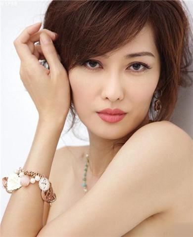 她在香港一夜走红,和吴大维恋爱遭小三插足,后被男