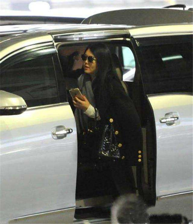 李湘一家坐200万豪车回乡祭祖,全程戴着墨镜,吃饭时不动筷子!