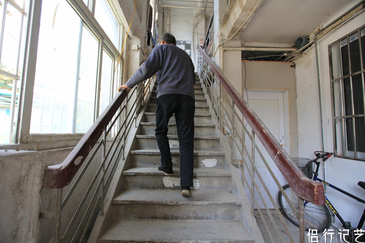 但今年仇庆年却说:"不碍事,相比每天磨矿石,爬楼梯就相当活动筋骨.