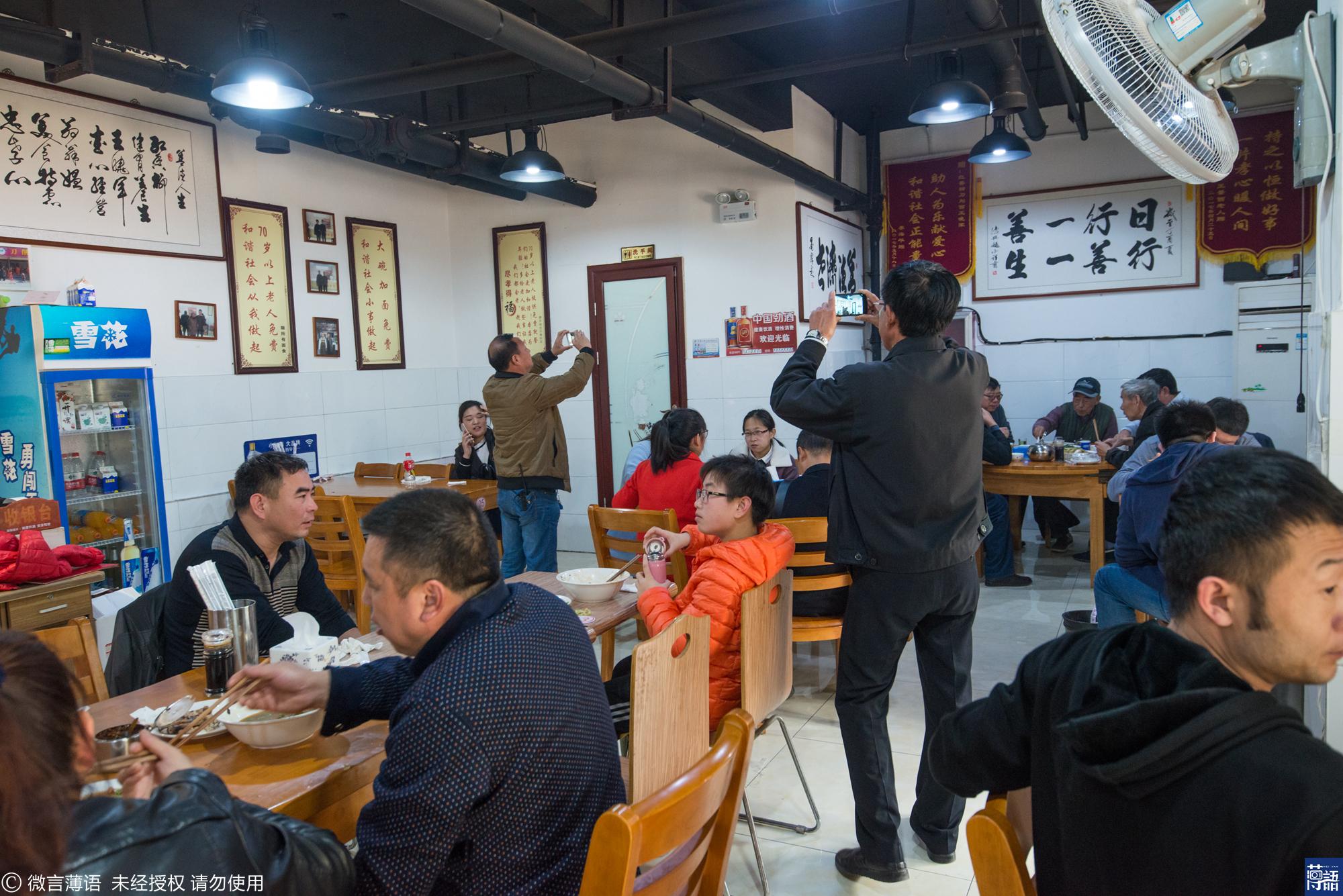 退伍老兵開面館請老人吃飯 大媽:就像親兒子