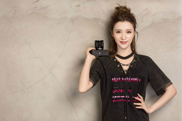 张杨果而新写真曝光玩转朋克风大秀好身材