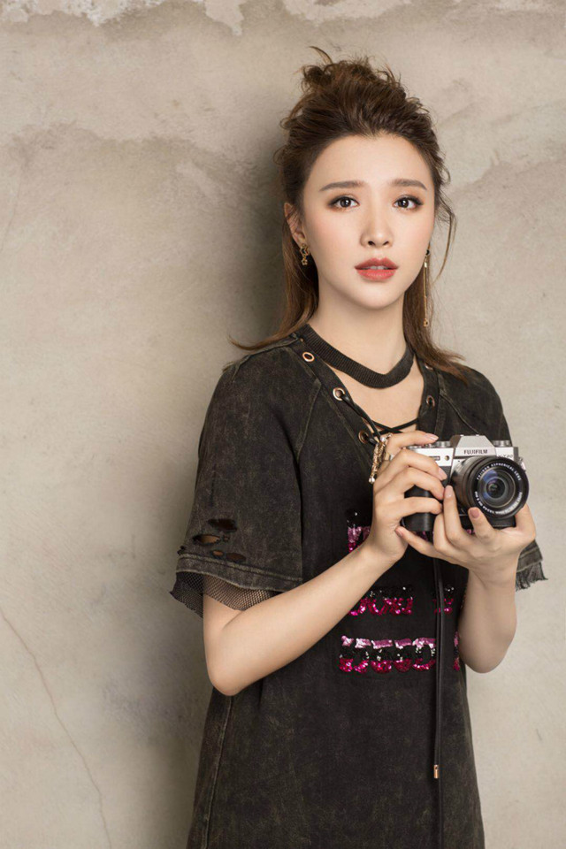 照片中,果儿身着朋克感十足的黑色连衣裙,纱网拼接美腿若隐若现,胸前v