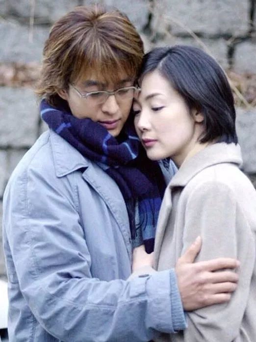 2002年,《冬季恋歌》中与裴勇俊上演的青梅竹马到生死别离的过程,让人