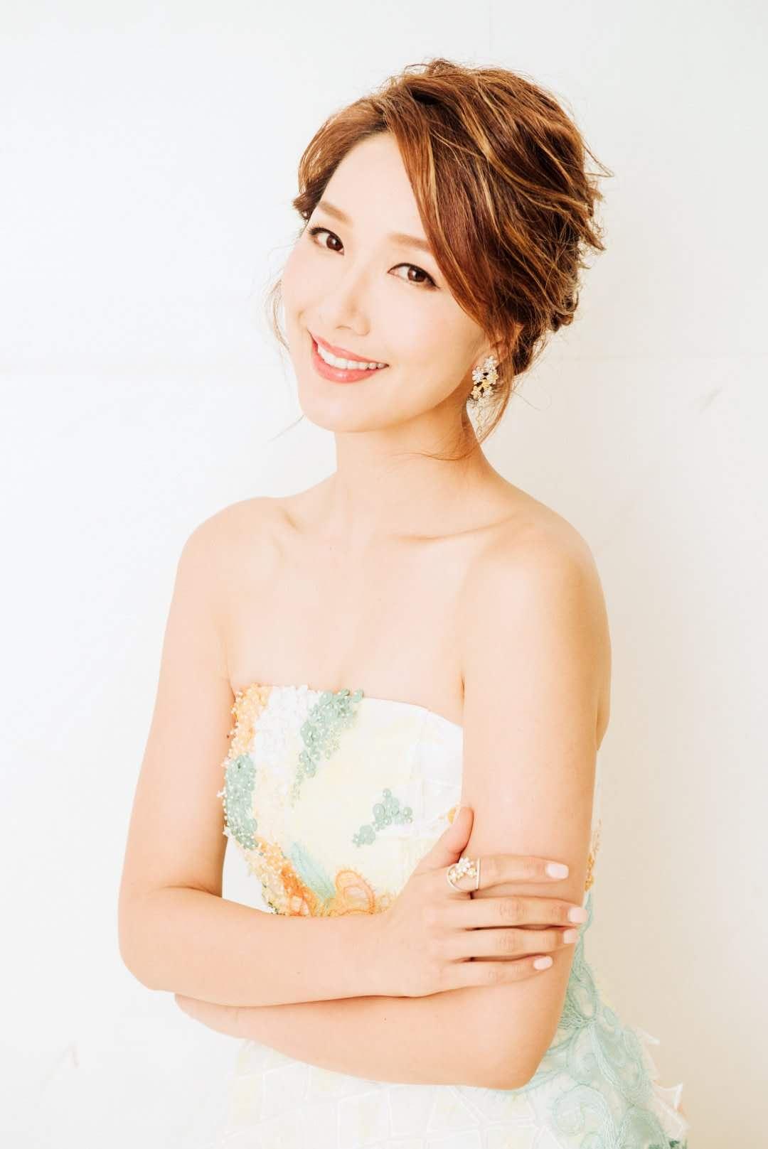 李亚男清新淡雅亮相红毯获赞"惊喜大使"