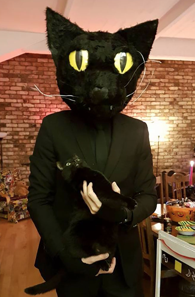 在这一天,狗狗可能也会成为一个无奈的临演:如果说中国的无脸小孩已经