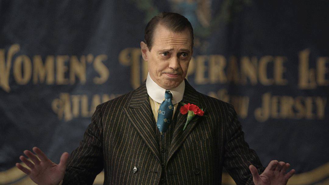 在nucky身上还有一个不容忽视的细节,就是他胸上那朵永不凋零的红色