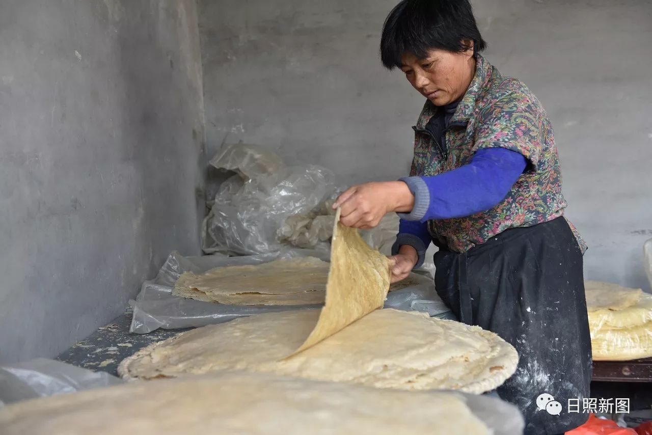 29岁小伙传承妈妈手艺直播烙煎饼，特色美食销全国年售20万元__凤凰网