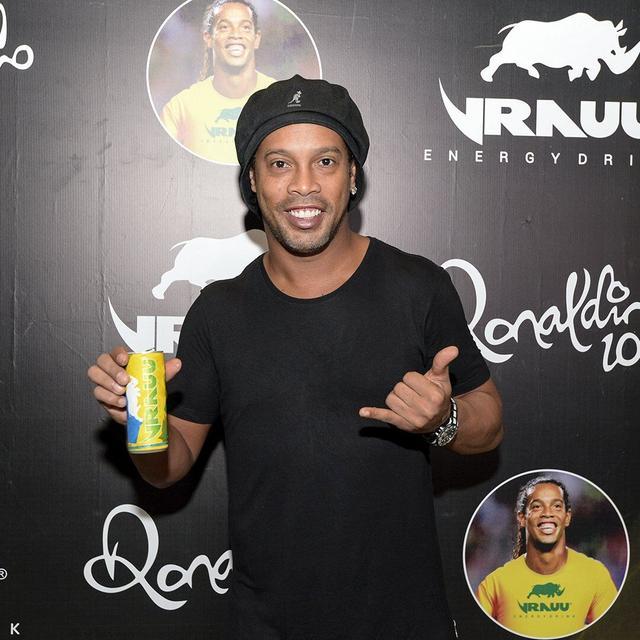 恭喜,您收到一份来自巴西球星小罗的礼物,请签收__凤凰网