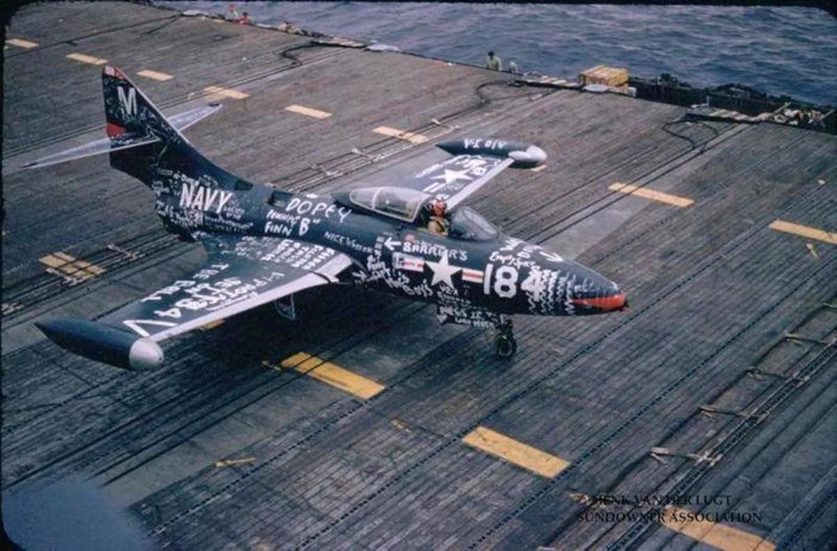 降错航母被涂鸦的格鲁曼f9f黑豹战斗机