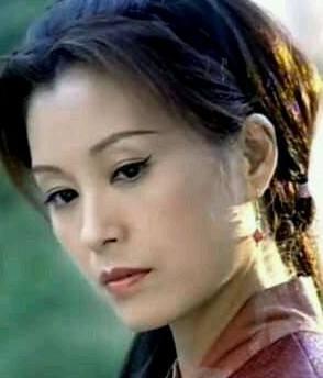 与亚视约满后,伍咏薇转向tvb,成为tvb花旦,多次尝试新角色,在《天地