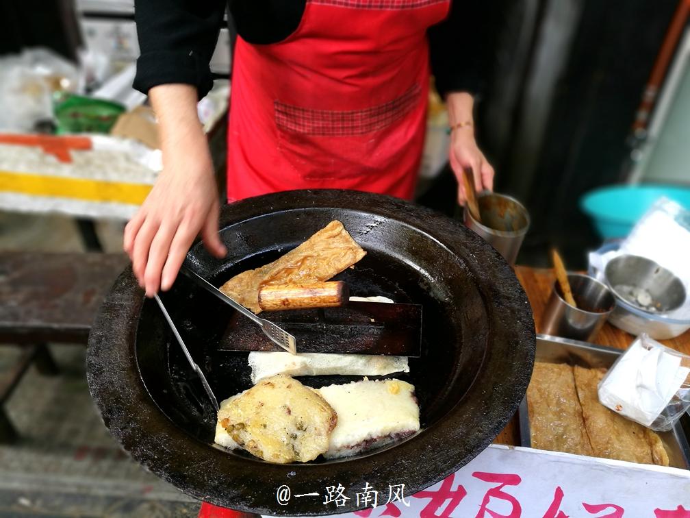 退休老太街頭擺攤賣小吃 化身網紅刷屏朋友圈