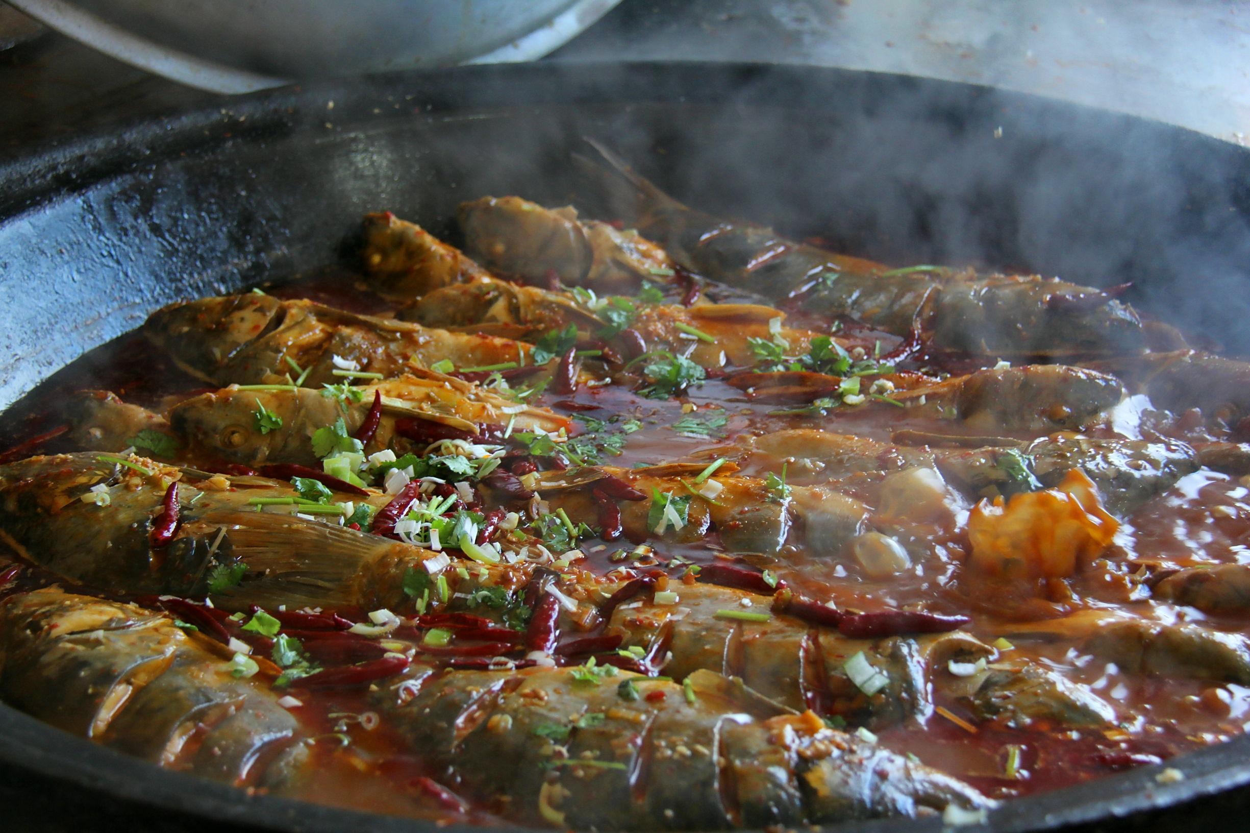 实拍东北小镇婚宴美食成山 礼钱随便给