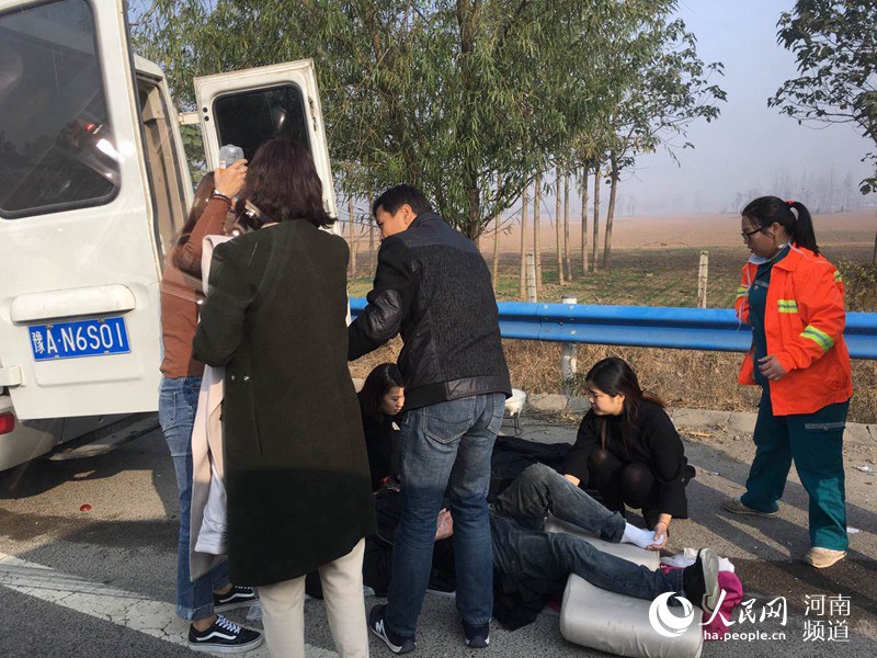 河南永登高速太康县境内发生40余辆车连环相撞车祸,数十辆车受损