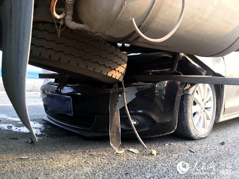 河南永登高速太康县境内发生40余辆车连环相撞车祸,数十辆车受损