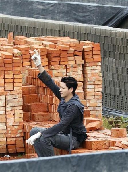 看吴磊吴亦凡吴彦祖搬砖网友说检验男神标准又多了