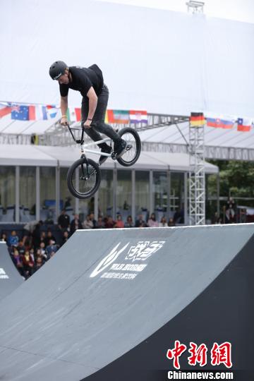 小轮车场地技巧赛 顶级车手空中"神龙摆尾"