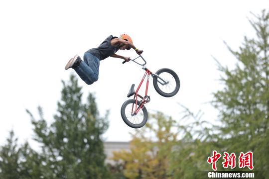 小轮车场地技巧赛 顶级车手空中"神龙摆尾"