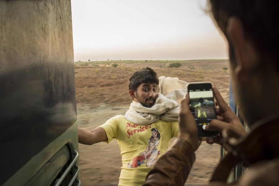 挤火车是印度人生活的常态 这里俨然一个小社会