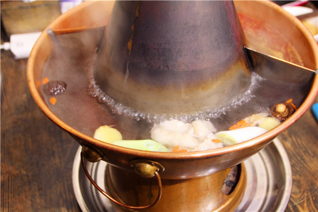 锅底选的是 【清汤鸳鸯锅底】,想吃清淡或麻辣随你选择,这样都可以