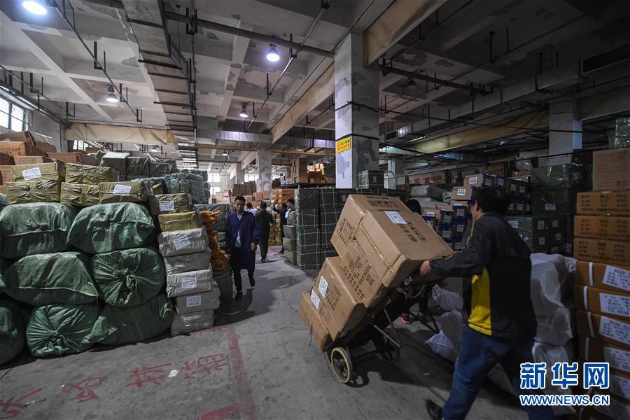 2017年11月9日,在义乌港货代仓库内,工作人员在打包准备通过中欧班