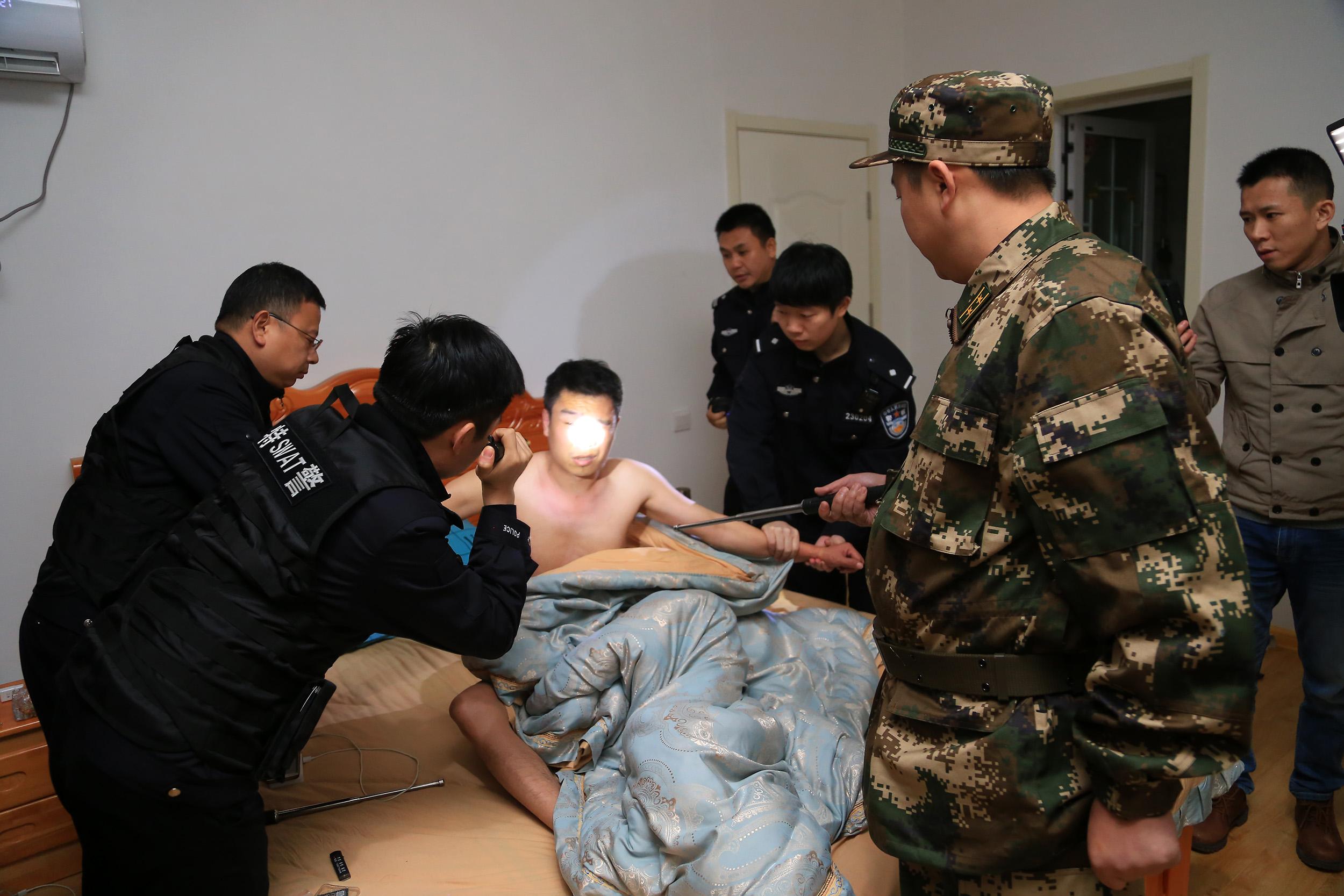 经查,今年以来,该走私成品油犯罪团伙利用中型走私油船,从公海上的