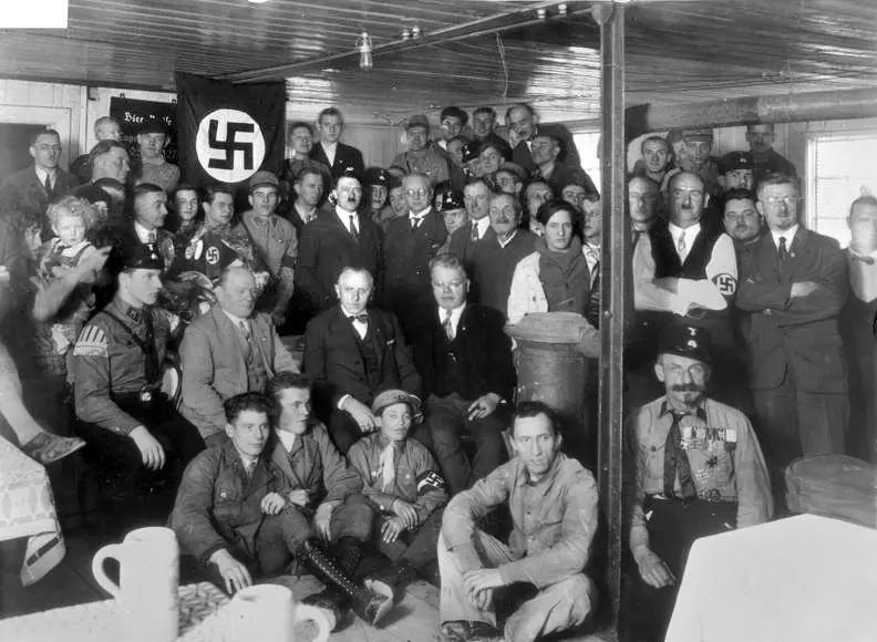 (1930年纳粹党新总部褐宫启用仪式上的党旗)美国记者威廉夏伊勒