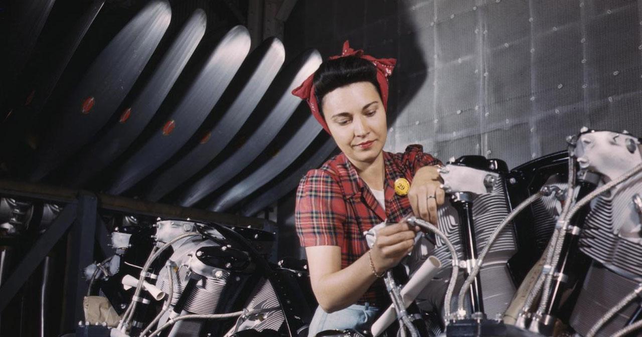 美国养眼女工人 打造上天下海的各色战争利器