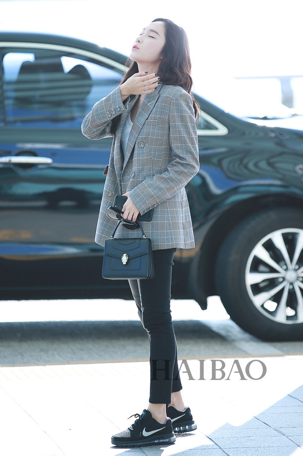 但是jessica的鞋包配饰绝对有看点,小姐姐偏爱爱马仕居多,经典的lindy