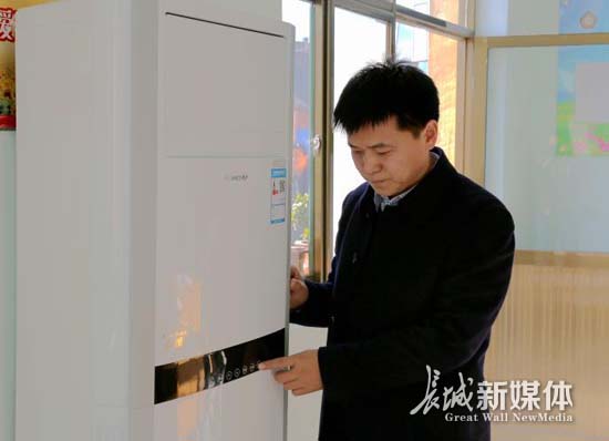 装卸空调. 张龙 摄杨学鹏把空调送到胜利小学. 张龙 摄