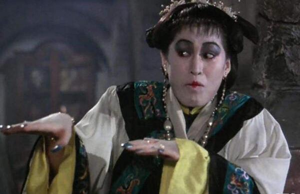 原来在林正英所拍的几部经典僵尸电影中,扮演恐怖女鬼的那个人就是