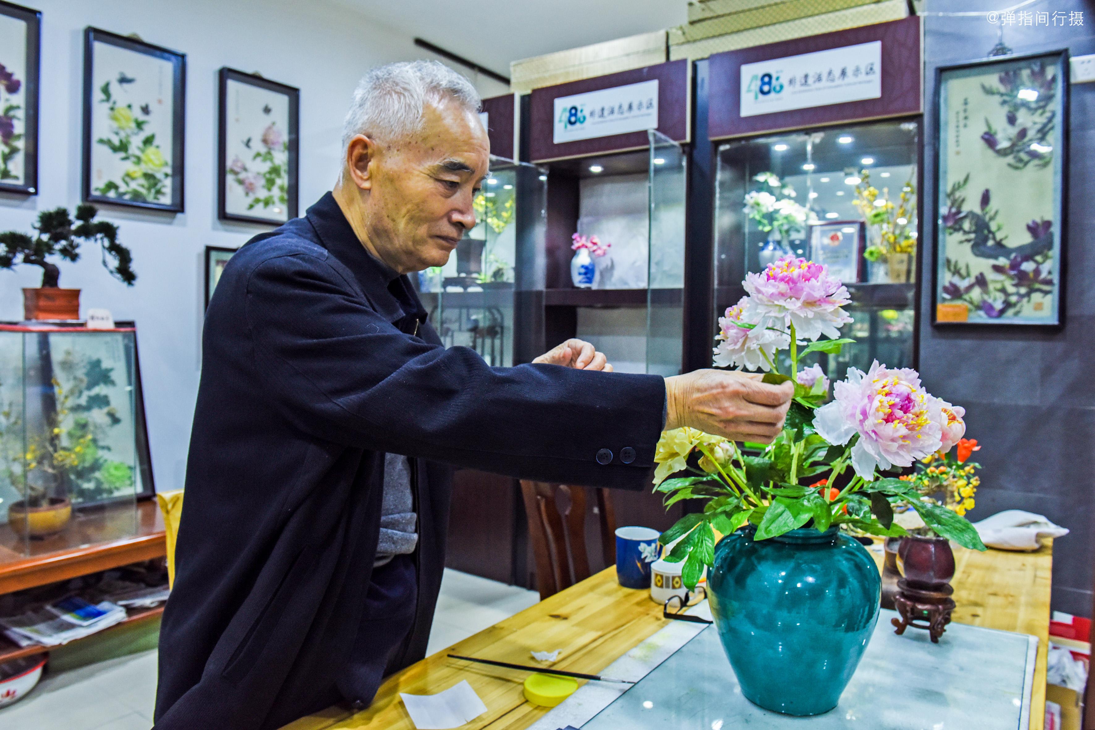 用纸张做的似锦繁花以假乱真的扬州通草花技艺仅有两人懂