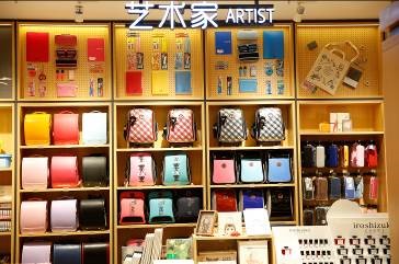 "九木杂物社"主打精品小百货,针对15-35岁的女性,以"搜罗全球好物,只