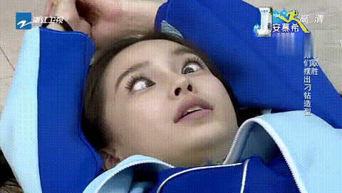 baby就奉献出了荧幕中的经典画面,两支眼睛先是斗鸡眼,然后再把其中