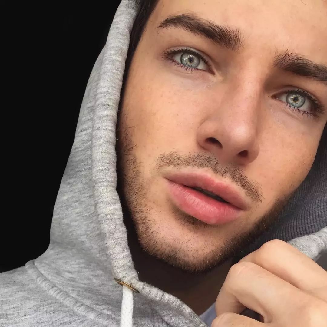 两个人眼睛都是一个画风,不知道还以为是兄弟呢!