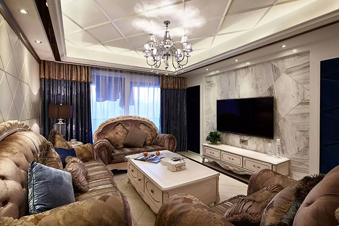 现代双层吊顶配搭拱形水晶吊灯突显空间温馨,雕刻花纹的墙壁与朴素