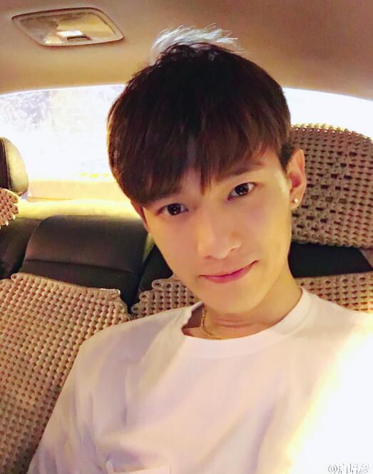 这个唐培彦跟周冬雨的前男友田明鑫的关系似乎也不错,毕业的时候晒出