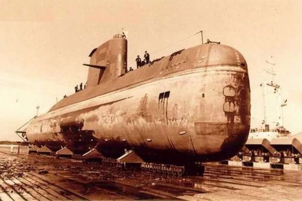 伤,上浮搁浅,然后英军直升机先后向圣菲号潜艇发射了9枚法国造的as-1