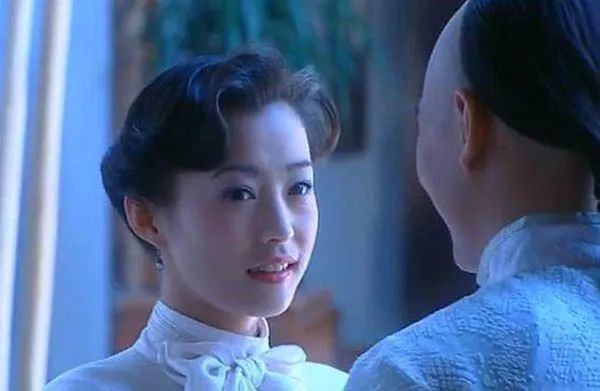 《少年黄飞鸿》里美艳绝伦的十三姨,穿上小洋裙,灵动可爱,曾一度成为