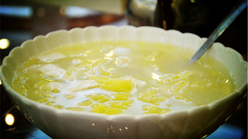 泰山三美真正的极品作法,除精选豆腐和白菜之外,必须用泰山泉水来炖