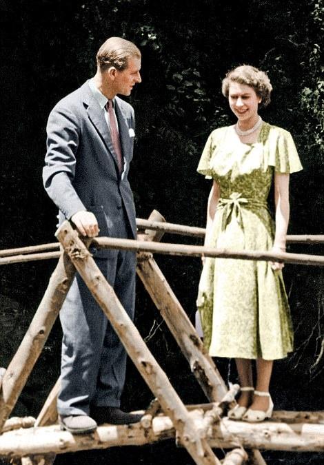 珍贵影像:见证英国女王与菲利普亲王七十年"白金婚"