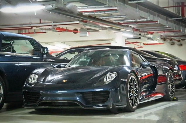 王思聪的车库,1300万保时捷放着不开,满身是灰