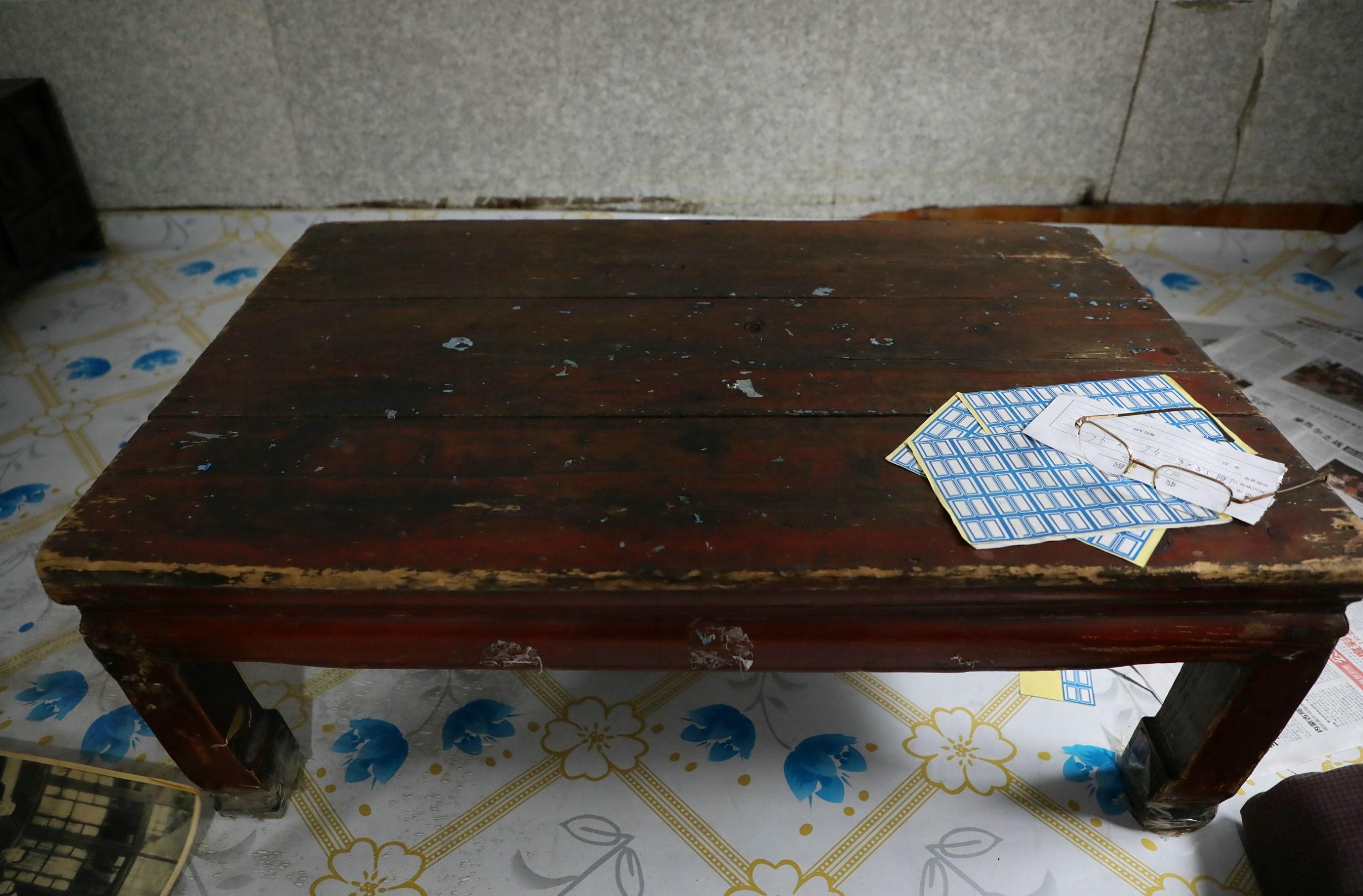 千万富翁爱过穷日子 赤膊上阵喂鸡鸭