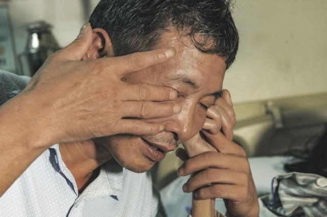 患病母亲怕拖累家庭偷买毒药轻生 女儿床前跪求